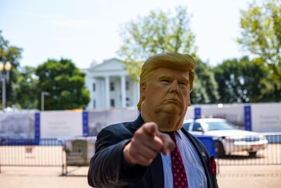 戴着唐纳德·特朗普面具的男子站在白宫门前